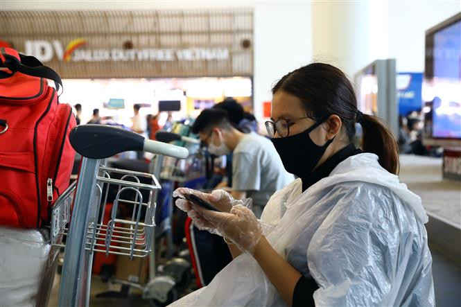 Une étudiante vietnamienne de retour de la zone épidémique attend pour admettre dans le lieu isolé. Photo: VNA