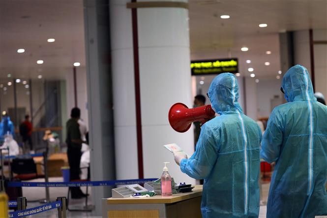 Tous les passagers doivent faire leur déclaration sanitaire obligatoire, passer un test de diagnostic. Les passagers en provenance des zones épidémiques doivent être mis en quarantaine. Photo: VNA