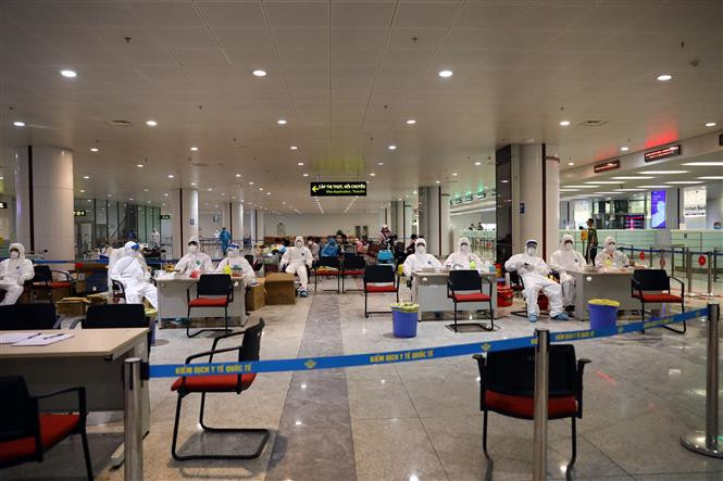 Hanoi a renforcé 100 personnels médicaux pour aider à prélever les échantillons des passagers pour les test. Photo: VNA 