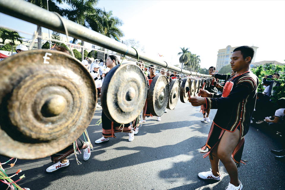 Spectacle de gongs lors de la Fête de Buôn Mê Thuôt. Photo: VNA