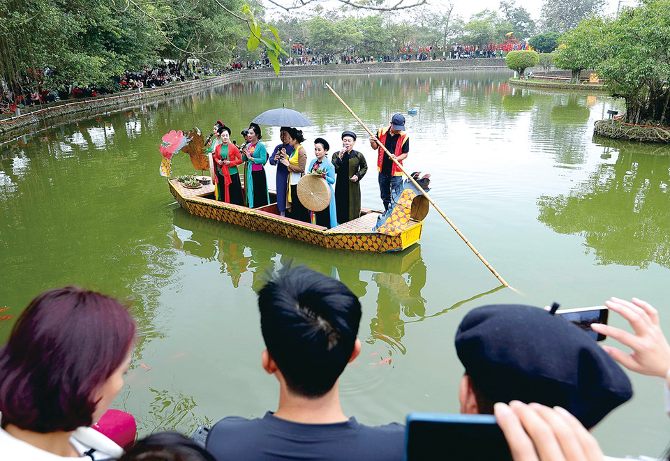 Spectacle de quan ho (chant alterné traditionnel) lors de la Fête de Cô Loa 2024. Photo: VNA