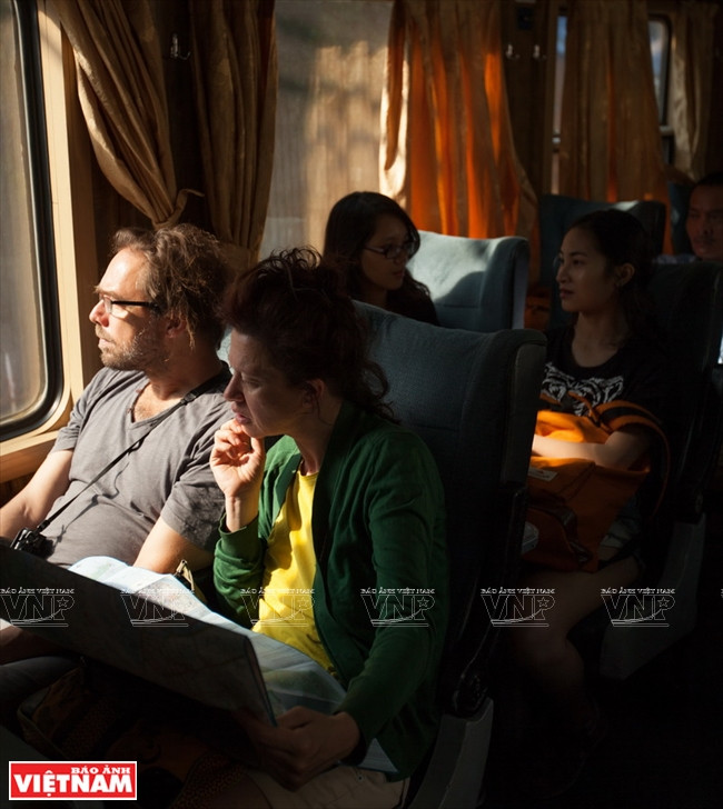 Touristes étrangers prenant le train pour visiter la banlieue de Saïgon.