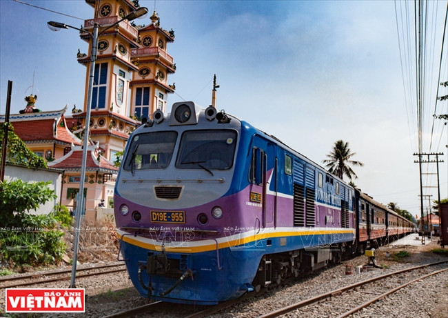 Le train passe devant un temple caodaïste.