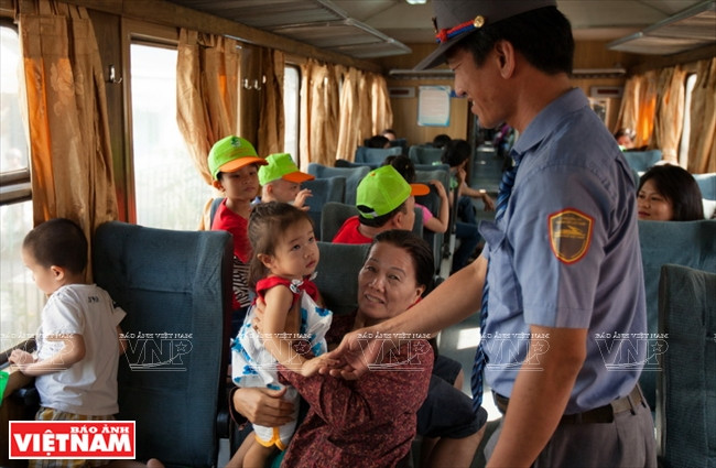 Des cheminots sympathiques et souriants.