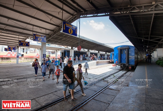 De nombreuses personnes prennent le train de banlieue.