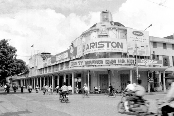 Grand magasin - la plus grande boutique du Vietnam pendant 3 décennies. En 1995, il est devenu la Compagnie commerciale de Hanoï et, aujourd’hui, Trang Tien Plaza. Photo: VNA