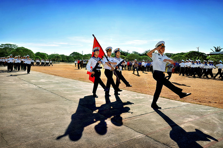 La cérémonie de salut au drapeau national sur l'île Song Tu Tây. Photo: Thân Tình