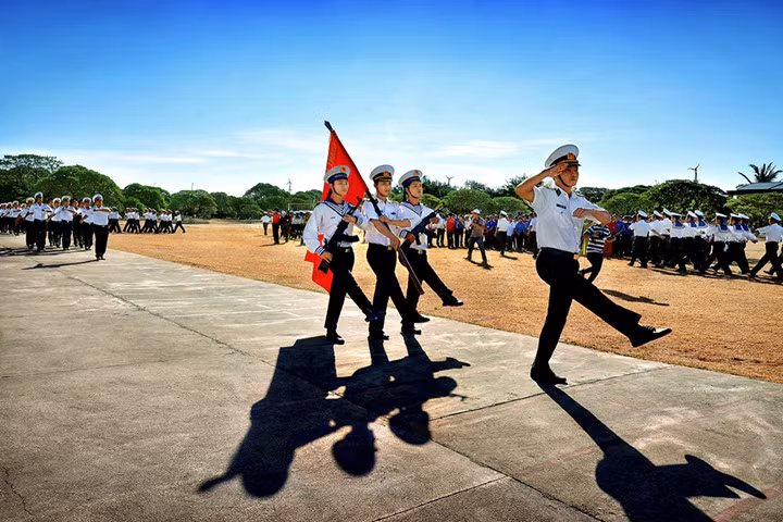 La cérémonie de salut au drapeau national sur l'île Song Tu Tây. Photo: Thân Tình