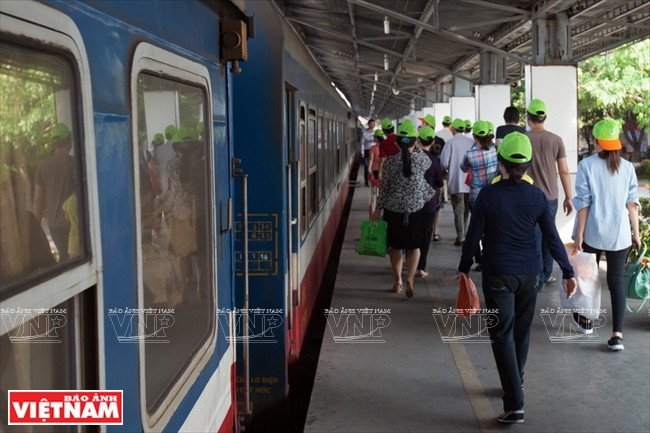 Touristes débarquant pour visiter le site touristique de Thuy Châu (province de Binh Duong).