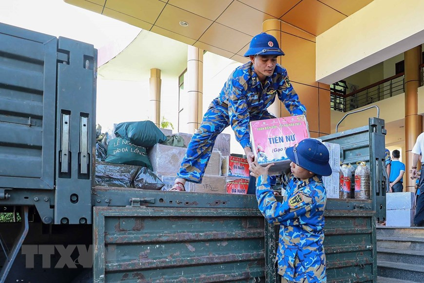 Des navires de la 4e Zone navale transportant des cadeaux du Nouvel An 2023 (Têt du Chat) pour Truong Sa ont quitté le port militaire de Cam Ranh dans la province de Khanh Hoa (Centre) le 21 décembre. Photo: VNA