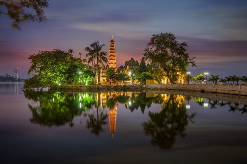 Située à l’est du lac de l’Ouest, Trân Quôc est la plus vieille pagode de Hanoi. Avec ses plus de 1.500 ans d’existence, elle surprend toujours les visiteurs pour sa beauté poétique. Photo: VNA