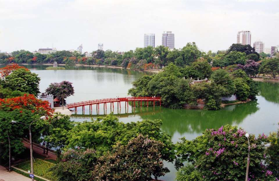Situé au cœur de la capitale animée, le lac de Hoàn Kiêm (Épée restituée) possède sa propre tranquillité et devient une destination pour des événements culturels les plus importants et un site touristique le plus visité à Hanoi. Photo: VNA