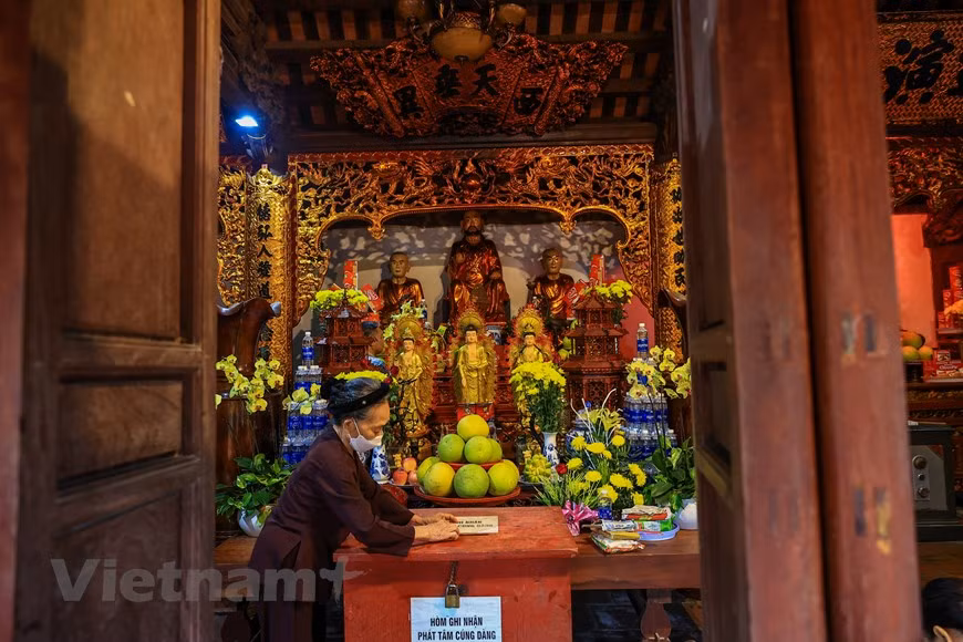 La section d'adoration de Bouddha abrite près de 100 statues. À l'arrière se trouve la zone de culte du fondateur de la pagode. A côté de la section d'adoration des génies se trouve un puits muré avec 36 barils de roche qui, selon la légende, ont été utilisés pour polir le riz pour ceux qui ont construit la pagode. En septembre 2012, la pagode a été désignée comme relique nationale spéciale. Le festival de la pagode de Keo a été reconnu comme patrimoine culturel immatériel national en 2017. Le clocher en bois, quant à lui, a été reconnu par la Vietnam Record Organization (Vietkings) comme le plus haut structure en bois du Vietnam en 2007. Photo: VietnamPlus
