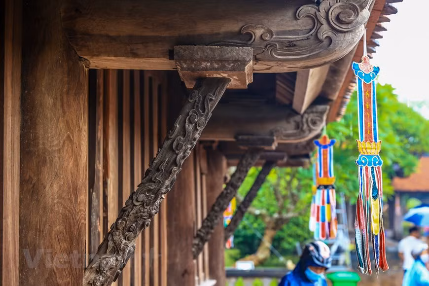 La cérémonie de procession du palanquin du saint (“Lễ rước Đức Thánh” en vietnamien) a lieu le 14e jour du 9e mois lunaire à l'occasion de l'anniversaire de la naissance du Maître Zen Không Lô, également au milieu du festival de l’automne. Se préparant à partir du milieu de la nuit, jusqu'à 6 heures du matin, la procession commence officiellement. La procession du saint palanquin est un rituel qui se déroule de la manière la plus magnifique et la plus spectaculaire parmi les fêtes du Delta du Nord afin de recréer le voyage du Maître Zen Không Lô vers la capitale pour guérir le roi Ly Thanh Tong et les histoires décrivant sa vie. Photo: VietnamPlus