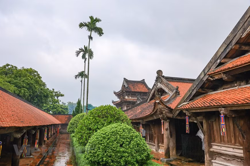 Les pagodes sont nombreuses au Vietnam. Ce lieu de culte bouddhiste comprend en général un édifice central et plusieurs dépendances. Dans un village vietnamien, on rencontre en général trois sortes d'architectures bouddhiques: la maison communale (đình) dédiée au Génie tutélaire de la commune, la pagode (chùa) réservée au culte bouddhique, et d’autres œuvres architecturales tels que le temple (đền) pour le culte des héros ou génies, le “điện” ou “phủ” pour le culte populaire pseudo-taoïste des esprits et des immortels, le “văn tự” pour le culte de Confucius, etc. Faite entièrement à la main avec plus de 1.000 motifs habilement sculptés, la pagode Keo n'est pas seulement un lieu de culte, mais aussi un lieu pour en savoir plus sur le bouddhisme et pour explorer l'histoire et la culture du Vietnam. Photo: VietnamPlus