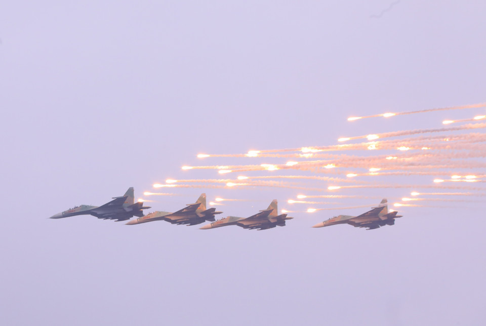 Le Vietnam y expose des produits fabriqués par des unités relevant du ministère de la Défense, notamment le Département général de l'industrie de la défense, l'Armée de l'air et la défense aérienne, la Marine, l'Académie de technologie militaire et le groupe Viettel, ainsi que l’Agence de l'industrie de la sécurité relevant du ministère de la Sécurité publique. Photo: VNA