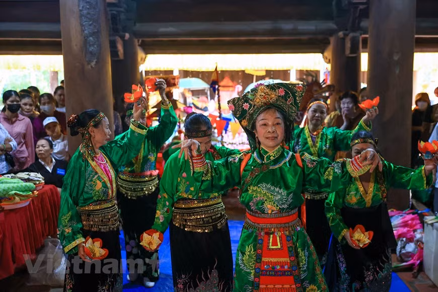 À la pagode Keo, deux festivals ont lieu chaque année. La Fête du Printemps est ouverte le 4 janvier du premier mois lunaire, tandis de le festival d'automne est ouvert du 13 au 15e jour du 9e mois lunaire et est le principal festival pour commémorer et vénérer le bonze Không Lô. Si le festival du printemps est à la fois une fête agricole et une célébration des talents associée aux activités des agriculteurs riverains, le festival d'automne n'est pas seulement un concours de divertissement mais a aussi les caractéristiques d'une fête historique. Les deux festivals de la pagode Keo conservent encore de nombreux rituels traditionnels tels que l'ouverture du temple sacré, l'adoration du Bouddha à l'intérieur du temple,… Photo: VietnamPlus