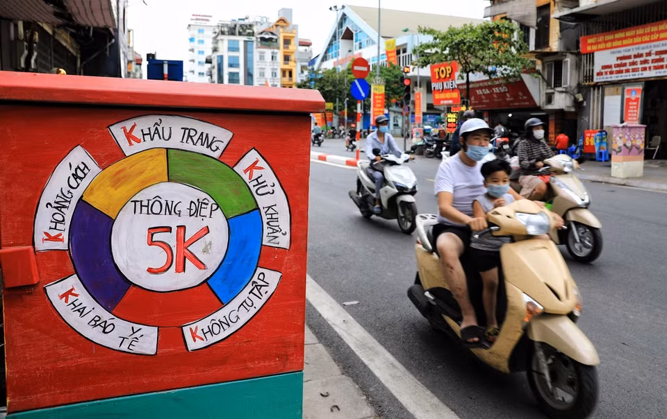 Un coffret électrique portant le message dit des "5K" : Khâu trang (Masque), Khu khuân (Désinfection), Khoang cach (Distance), Không tu tâp (Pas de rassemblement) et Khai bao y tê (Déclaration de l’état de santé). Photo: VNA