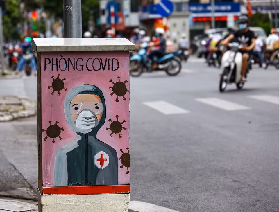 Les affriches sur les coffrets électriques sensibilisent les habitants locaux aux efforts communs dans la lutte contre le coronavirus. Photo: VNA