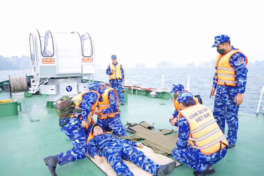 Formation aux premiers secours en mer. Photo: VNA