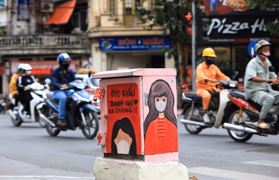 Des messages encouragent le port du masque dans les lieux publics. Photo : VNA