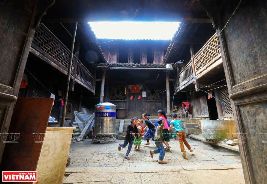 La cour intérieure est pavée de dalles en pierre. Photo: VNA