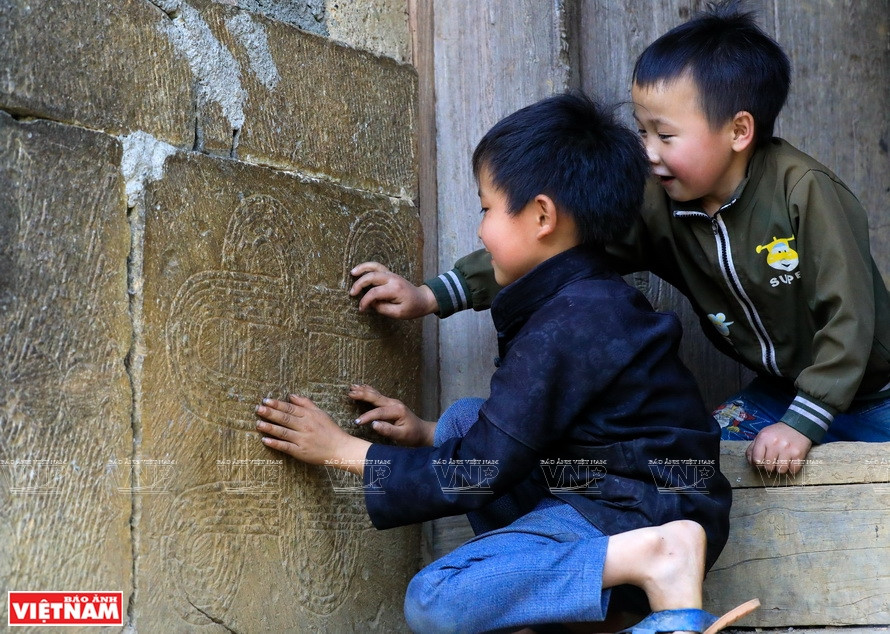 Des murs en pierre sont richement décorés. Photo: VNA