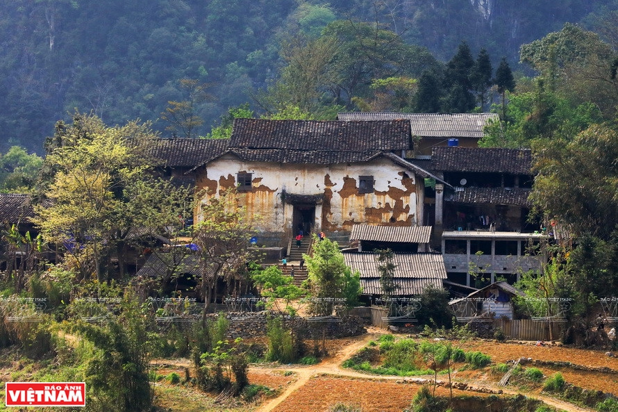 La façade de l'ancienne maison à Ha Sung. La demeure a été construite sur un terrain en forme de carapace de tortue. Photo: VNA
