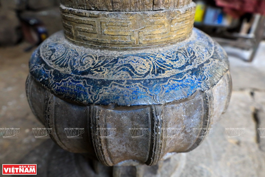 Des colonnes en pierre ciselées, sculptées et colorées. Photo: VNA