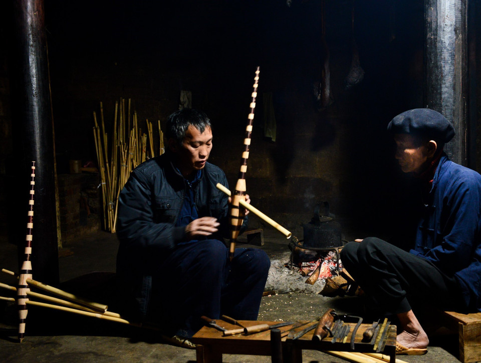 Si tous les hommes Mong jouent du khèn, peu savent fabriquer cet instrument. D’ailleurs, il n’existe aucun établissement de formation à la fabrication du khèn, qui se transmet de génération en génération. Photo: VNA
