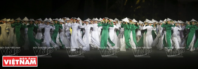 Des centaines filles vietnamiennes en "ao dai".