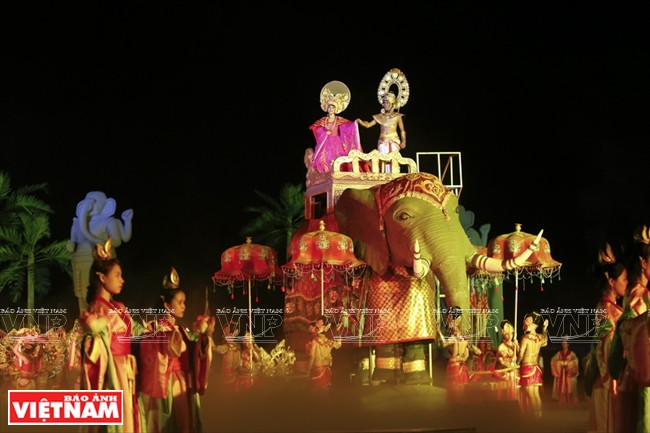 Le mariage de la princesse Huyen Tran, qui était la fille du roi Tran Nhan Tong et du roi Champa Jaya Sinhavarman III, est revécu lors du spectacle.