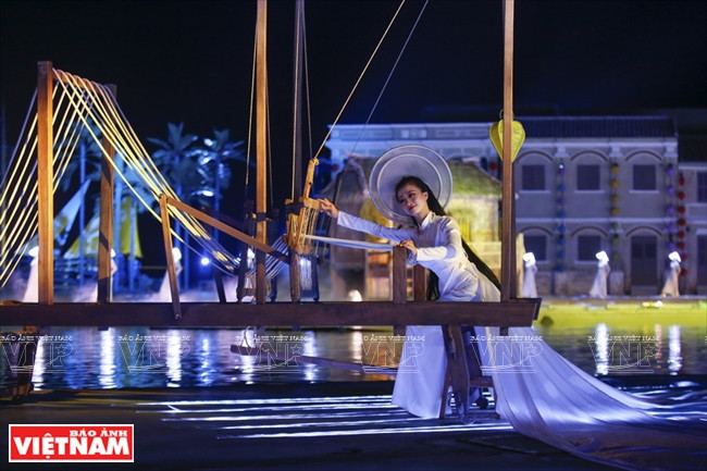 Composé de cinq parties, ce programme est un banquet de nuit coloré et éblouissant musical réunissant la participation de plus de 500 acteurs et actrices, rappelant les souvenirs de Hôi An comme un port de commerce prospère du XVIe au XVIIIe siècle.