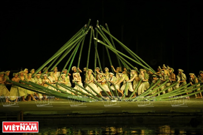 Le théâtre utilise les eaux de la rivière Hoai comme sa scène de 25.000 mètres carrés ainsi que la technologie d'éclairage moderne et des effets sonores sophistiqués