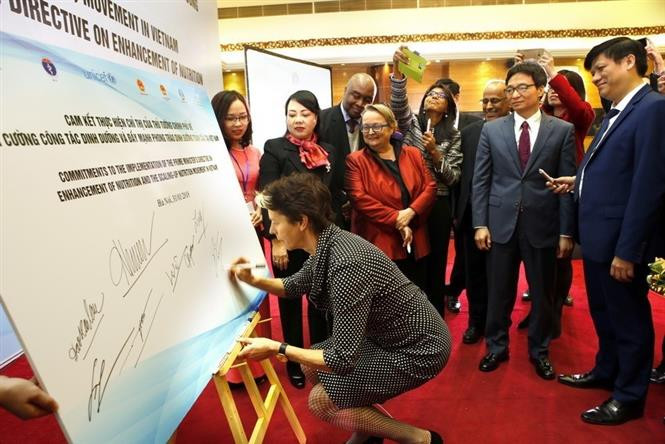 Les délégués ont signé un engagement à répondre à la cérémonie de lancement du Mouvement mondial de promotion de la nutrition au Vietnam, organisée conjointement par le ministère de la Santé et le Fonds des Nations Unies pour l'enfance. Photo: VNA