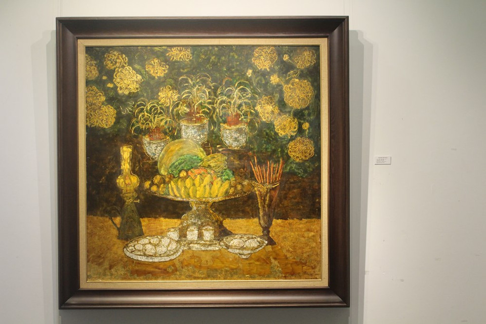  L'autel ancestral occupe une place de choix dans chaque foyer vietnamien, que la famille soit riche ou pauvre. C’est une manifestation de la culture du pays qui montre son respect pour le passé et son espoir pour l'avenir. En outre, le culte des ancêtres au Vietnam exprime également la piété des enfants envers leurs parents qui les mettent au monde, les nourrissent et les éduquent. Ce sont les bases de la vertu d'un être humain, et les piliers de la famille et de la société. Toutes ces choses sont placées sur l'autel pour inviter les âmes des morts et des ancêtres. Photo : VietnamPlus