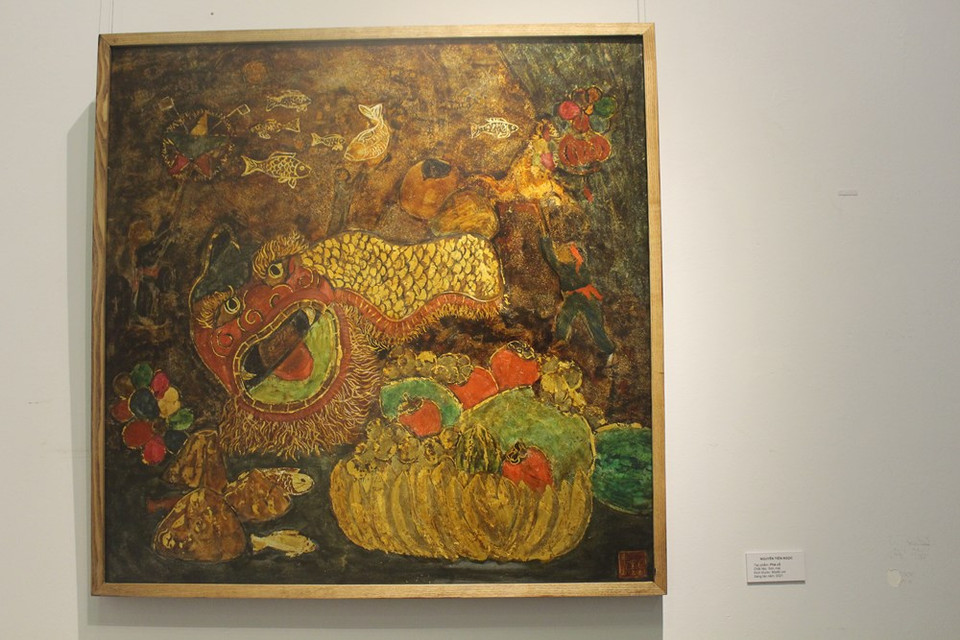  La peinture en laque poncée est un processus complexe nécessitant de grandes compétences et une bonne patience à toute épreuve. Achever une œuvre peut prendre plusieurs mois, selon la technique spécifique de l'artiste et le nombre de couches de vernis incluses. Cela implique l'application de nombreuses couches de laque sur une planche de bois préparée, avant de passer au polissage avec plusieurs pierres de grains de plus en plus fins, qui révèle toutes les couleurs que l'artiste désire dans différentes zones du tableau. Le résultat final est lisse et durable et ne se fissure pas selon les fluctuations de température ou d'humidité. Photo : VietnamPlus