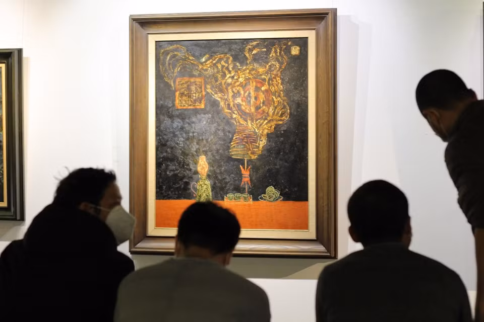  Selon l'écrivain et artiste Nguyen Truong Quy, le facteur le plus difficile pour dessiner une peinture inspirée des symboles du culte traditionnel ou d'objets religieux est probablement de trouver une bonne disposition, car les espaces de culte ont souvent besoin d'une forte symétrie. "Noi...tiep" apportent au public des sentiments forts mais agréables. Pour l'artiste lui-même, le matériau de laque est également facile d'attirer l'artiste pour être poli, méticuleux et lisse. Dans l'autel, les offrandes aux ancêtres sont également des produits agricoles familiers et populaires. Les objets de culte populaires comprennent urnes, lampes à huile et bâtons d'encens. Photo : VietnamPlus 