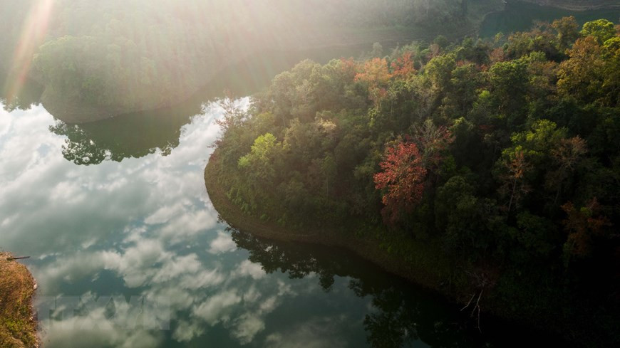  Le lac Ban Viet est un endroit idéal pour expérimenter le pique-nique, le camping, la randonnée. Photo: VNA 
