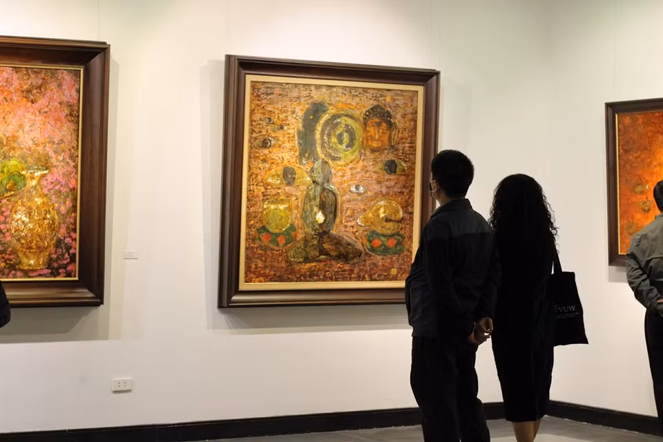  Les peintures de Nguyen Tien Ngoc est une combinaison harmonieuse entre la pratique du culte des ancêtres et la laque. Au Vietnam, la laque est employée depuis longtemps dans l’artisanat ou pour la décoration d'ouvrages architecturaux. Vers 1930, la laque est devenue un nouveau matériau de création, en particulier dans la peinture vietnamienne moderne, qui est appelée laque poncée. La laque traditionnelle ainsi que ses techniques sont assez connues, et sont largement employées dans plusieurs domaines, dont la peinture. La laque, c'est un genre de plastique naturel. Au Vietnam, elle est tirée de la sève laiteuse de l’arbre à laque, le "cây son" ou Rhus succedanea. Ces arbres poussent essentiellement dans le district de Tam Nông de la province de Phu Tho (Nord). On en prélève la sève de la même manière que le latex de l'hévéa. Photo : VietnamPlus 
