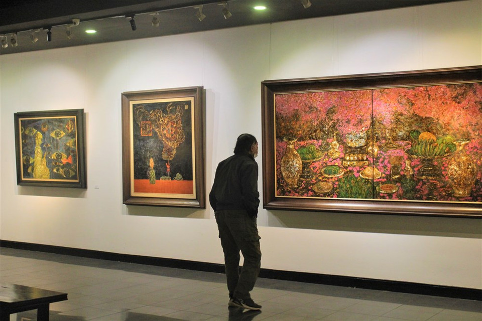  "Noi… tiep" (Continuité) est la première exposition personnelle du peintre Nguyen Tien Ngoc. Comme son nom l'indique, cette exposition est une continuité émotionnelle et mentale de l'artiste, à la suite de "Nostalgie", une exposition organisée avec de nombreux autres artistes. Nguyen Tien Ngoc est né en 1982 dans le district de Khoai Chau, province de Hung Yen (Nord). Résidant à Hanoï, il est diplômé de l'Université des beaux-arts industriels de Hanoï en 2011. Il se passionne pour la culture populaire qui est reflétée dans ses laques poncées. L'exposition "Noi…tiep" est organisée à la Maison d'exposition des beaux-arts de l'Association des beaux-arts du Vietnam au No 16, rue Ngo Quyen, à Hanoï. Photo : VietnamPlus