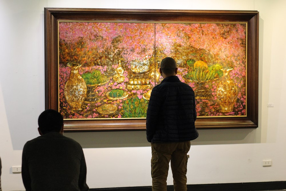  A l’exposition "Noi…tiep", le peintre examine plus profondément et plus largement les rituels du culte des ancêtres des habitants du Nord, mettant en évidence la culture traditionnelle du culte des ancêtres et du Bouddha dans la vie quotidienne, avec affection et respect. "Honorer les ancêtres" est une ancienne tradition vietnamienne qui célèbre les morts au sein de la famille et qui rappelle aux gens leurs origines. La majorité des familles vietnamiennes ont des autels pour les ancêtres afin de les honorer et de se souvenir d'eux. La taille des autels est variable en fonction de la situation de chaque famille. L’autel doit être situé dans un endroit élevé, propre et respectueux; de l’encens et des fleurs y sont déposés pour l’anniversaire de la mort du membre de la famille, lors de la fête du Têt et à certaines autres occasions. Photo : VietnamPlus