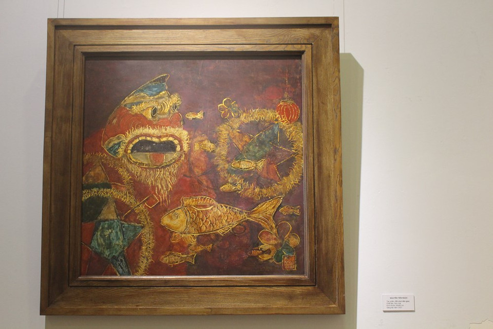  L'art de la laque poncée, créé sur fond de couleurs subtiles utilisées avec maestria, constitue un espace conventionnel, d'une brillance pénétrante, vivace, puissante et contrastée, pouvant être aussi réaliste que symbolique. La laque poncée est réellement devenue un patrimoine inestimable de la peinture moderne du Vietnam. Plusieurs tableaux laqués ont été réalisés par des précurseurs bien connus tels que Nguyên Gia Tri, Nguyên Sang, Nguyên Tu Nghiêm, Trân Van Cân, Phan Kê An, Nguyên Van Ty, Nguyên Phan Chanh... ainsi que de célèbres tableaux, dont "La Petite Thuy" de Trân Van Cân, "Paysages du Nord" de Lê Pho, "Souvenir d’un après-midi au Nord-Ouest" de Phan Kê An... Photo : Vietnamplus