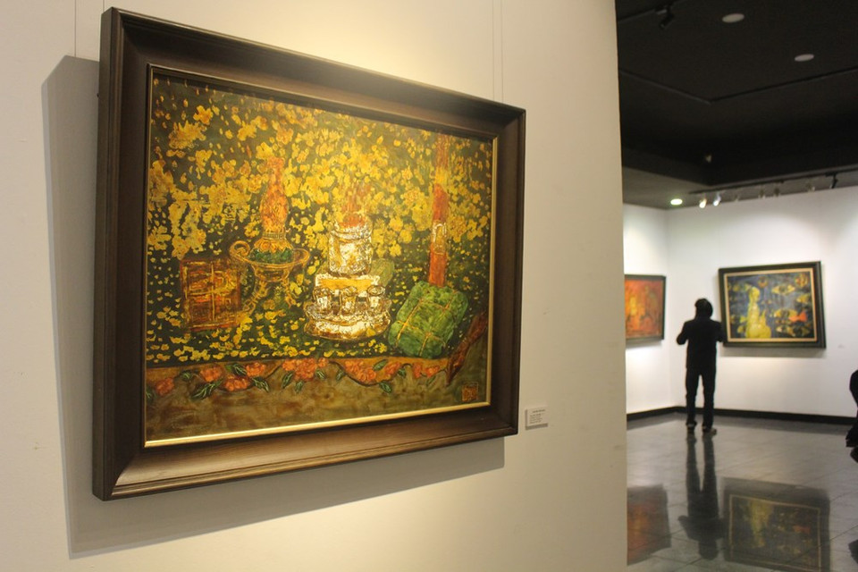  Le Têt Nguyên Dan, ou Nouvel An lunaire, est la fête traditionnelle la plus importante de l'année pour les Vietnamiens et le temps des réunions de famille. C'est également l'occasion pour les descendants d'inviter les âmes de leurs ancêtres à se joindre à la célébration de la famille. Pendant ces jours-là, chaque foyer dispose d'un plateau rempli de cinq types de fruits placé sur l'autel ancestral. Les fruits peuvent inclure un régime de bananes, des pomelos, des kakis, des poires et des mandarines de différentes couleurs pour représenter les emblèmes du "phu" (prospérité), "quy" (notabilité), "tho" (longévité), "khang" (santé) et "ninh" (paix). Photo : VietnamPlus