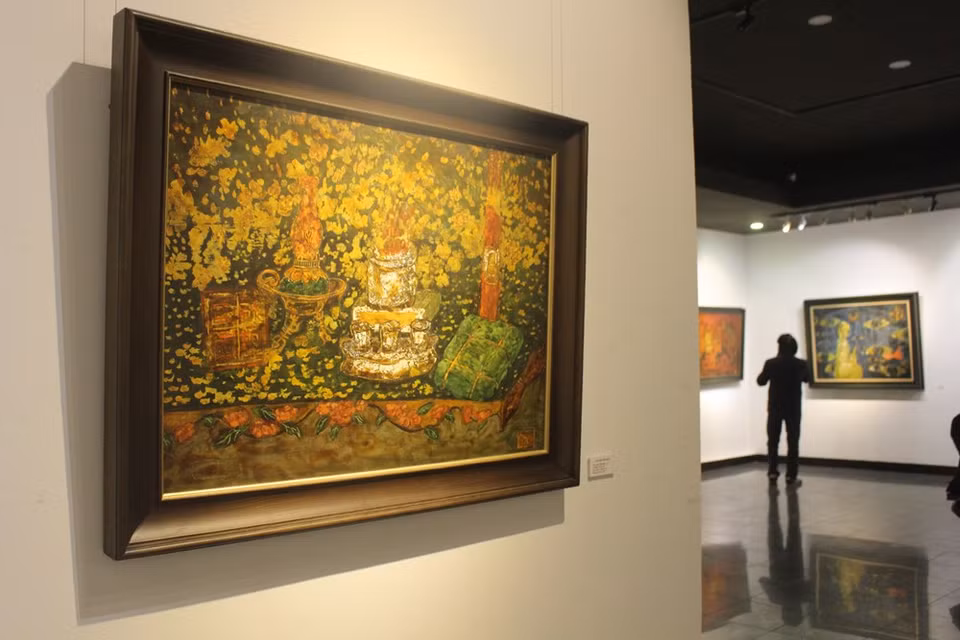  Le Têt Nguyên Dan, ou Nouvel An lunaire, est la fête traditionnelle la plus importante de l'année pour les Vietnamiens et le temps des réunions de famille. C'est également l'occasion pour les descendants d'inviter les âmes de leurs ancêtres à se joindre à la célébration de la famille. Pendant ces jours-là, chaque foyer dispose d'un plateau rempli de cinq types de fruits placé sur l'autel ancestral. Les fruits peuvent inclure un régime de bananes, des pomelos, des kakis, des poires et des mandarines de différentes couleurs pour représenter les emblèmes du "phu" (prospérité), "quy" (notabilité), "tho" (longévité), "khang" (santé) et "ninh" (paix). Photo : VietnamPlus 