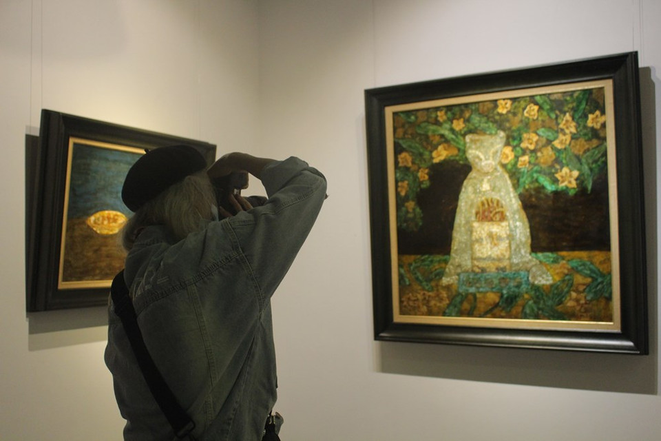  La laque s'applique lentement et minutieusement, par minces couches superposées. On commence par préparer soigneusement la surface de l'objet à laquer, en comblant avec du mastic toutes les dépressions et fissures, puis en ponçant le support afin d’obtenir une surface parfaitement lisse. Selon les spécialistes, la laque a un rôle premier au sein des matériaux traditionnels comme de la peinture vietnamienne. Sa transparence et sa brillance rehaussent l'éclat des couleurs et rendent parfaitement les volumes et les différents plans des tableaux. Grâce à ses qualités, nos ancêtres s'en servaient beaucoup pour laquer les statues ou les objets de la vie quotidienne. Des statues en bois dans les maisons communes du village, les temples et les pagodes étaient laquées en rouge et ornées d'or. Photo : VietnamPlus 