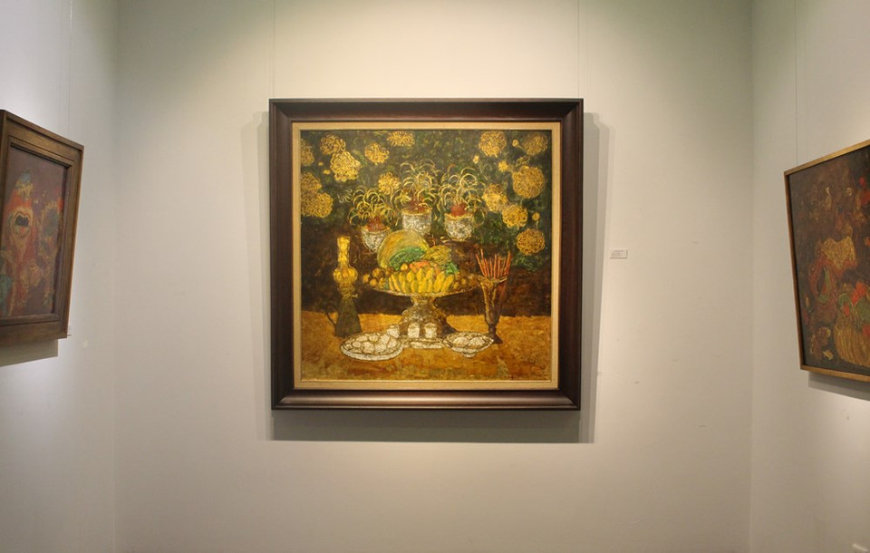  Chaque autel doit avoir trois petits pots d'encens, deux vases de fleurs, des photos du défunt, deux belles assiettes pour présenter les offrandes, une bouteille de vin et un ensemble de théières et de tasses. L'autel est toujours propre et soigné. Beaucoup de foyers brûlent très souvent de l'encens parce qu'elles croient que cela apportera la paix au reste de la famille. A certaines occasions particulières, comme les anniversaires de la mort des ancêtres ou le Nouvel An lunaire, des rites spéciaux sont organisés pour communiquer avec les morts. Les rites consistent à faire des offrandes de fruits, d'aliments et de vin; allumer des bougies; et brûler de l'encens avant de prier devant l'autel. En général, les offrandes ne nécessitent pas forcément des choses coûteuses: une tasse d'eau, une tasse de thé et des fruits suffisent en fonction des possibilités financières des enfants. Photo : VietnamPlus