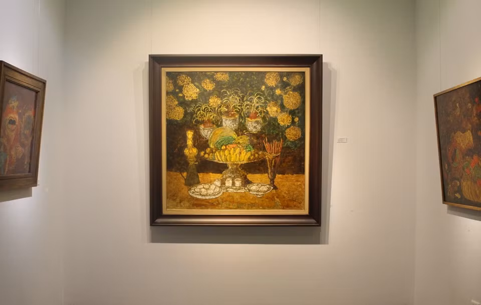  Chaque autel doit avoir trois petits pots d'encens, deux vases de fleurs, des photos du défunt, deux belles assiettes pour présenter les offrandes, une bouteille de vin et un ensemble de théières et de tasses. L'autel est toujours propre et soigné. Beaucoup de foyers brûlent très souvent de l'encens parce qu'elles croient que cela apportera la paix au reste de la famille. A certaines occasions particulières, comme les anniversaires de la mort des ancêtres ou le Nouvel An lunaire, des rites spéciaux sont organisés pour communiquer avec les morts. Les rites consistent à faire des offrandes de fruits, d'aliments et de vin; allumer des bougies; et brûler de l'encens avant de prier devant l'autel. En général, les offrandes ne nécessitent pas forcément des choses coûteuses: une tasse d'eau, une tasse de thé et des fruits suffisent en fonction des possibilités financières des enfants. Photo : VietnamPlus 