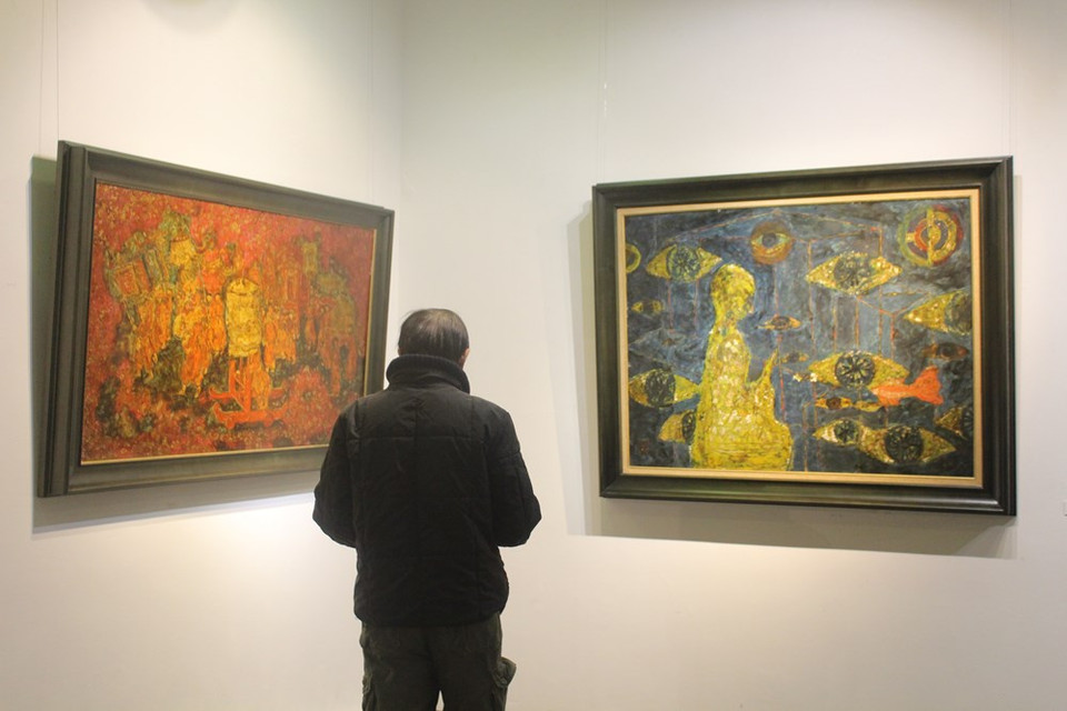  En dehors du Vietnam, plusieurs pays et régions d'Asie possèdent une longue tradition de la laque végétale, à commencer par le Japon, la Chine et la République de Corée. Les variantes tiennent aux espèces d'arbres à laque et aux techniques conférant leurs qualités à ces diverses laques, mais celle du Vietnam est l'une des plus prisées, pour sa relative transparence et sa finition souple et robuste. Actuellement, le Vietnam coopère avec la République de Corée, les Philippines et le Cambodge dans l'élaboration d'un dossier commun pour faire inscrire la laque poncée au patrimoine de l'Humanité. Cette collaboration contribuera à la préservation et à la valorisation de ce métier traditionnel, comme à promouvoir la coopération internationale dans la protection des patrimoines au niveau de la région. Photo : VietnamPlus