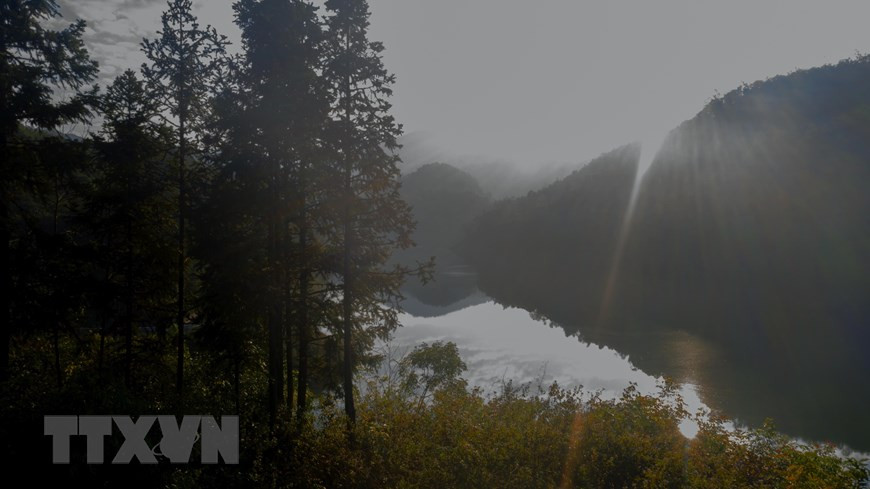  Situé à environ 10 km du chef-lieu de Trung Khanh dans la province de Cao Bang, niché au cœur de montagnes majestueuses, le lac de Ban Viet a une beauté paisible et romantique. Photo : VNA 